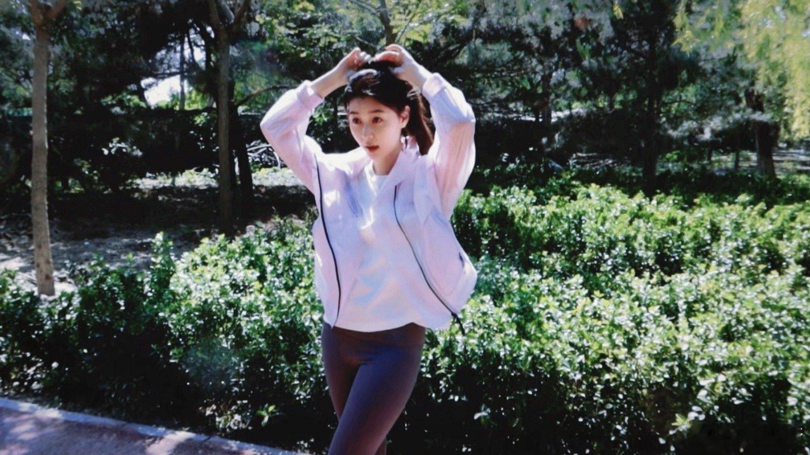 狙击蝴蝶程雅昭杀青夸出拜堂氛围 程雅昭如一颗璀璨星辰在狙击蝴蝶里饰演的学霸太让人