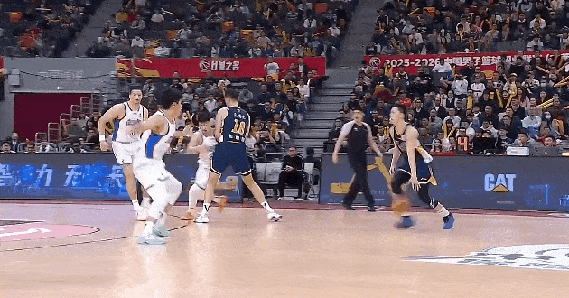 胡明轩连续高难度进球，第四节单节得分上双




胡明轩状态回来了，前三节打的很