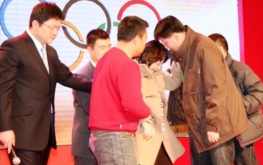 [微风]2007年，央视主持人张斌，正在直播奥运新闻发布会时，他的妻子突然冲上台