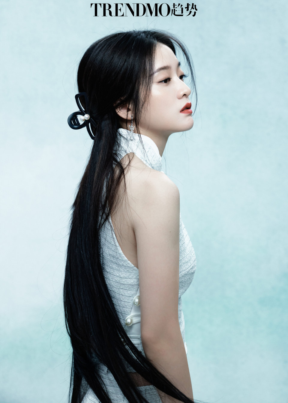 江湖从不在于刀剑的铮鸣，而在人心的沟壑。风驻叶凝，张雪迎的眼神如沁过寒水的刀锋，