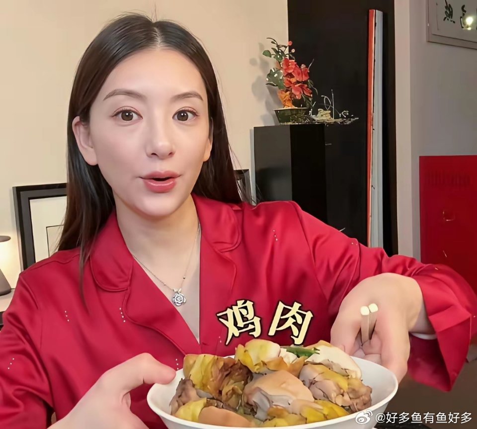 方媛又回老家了，她向大家展示爸爸亲自给她下厨做的清蒸鱼，鸡肉，西红柿炒鸡蛋，炖豆