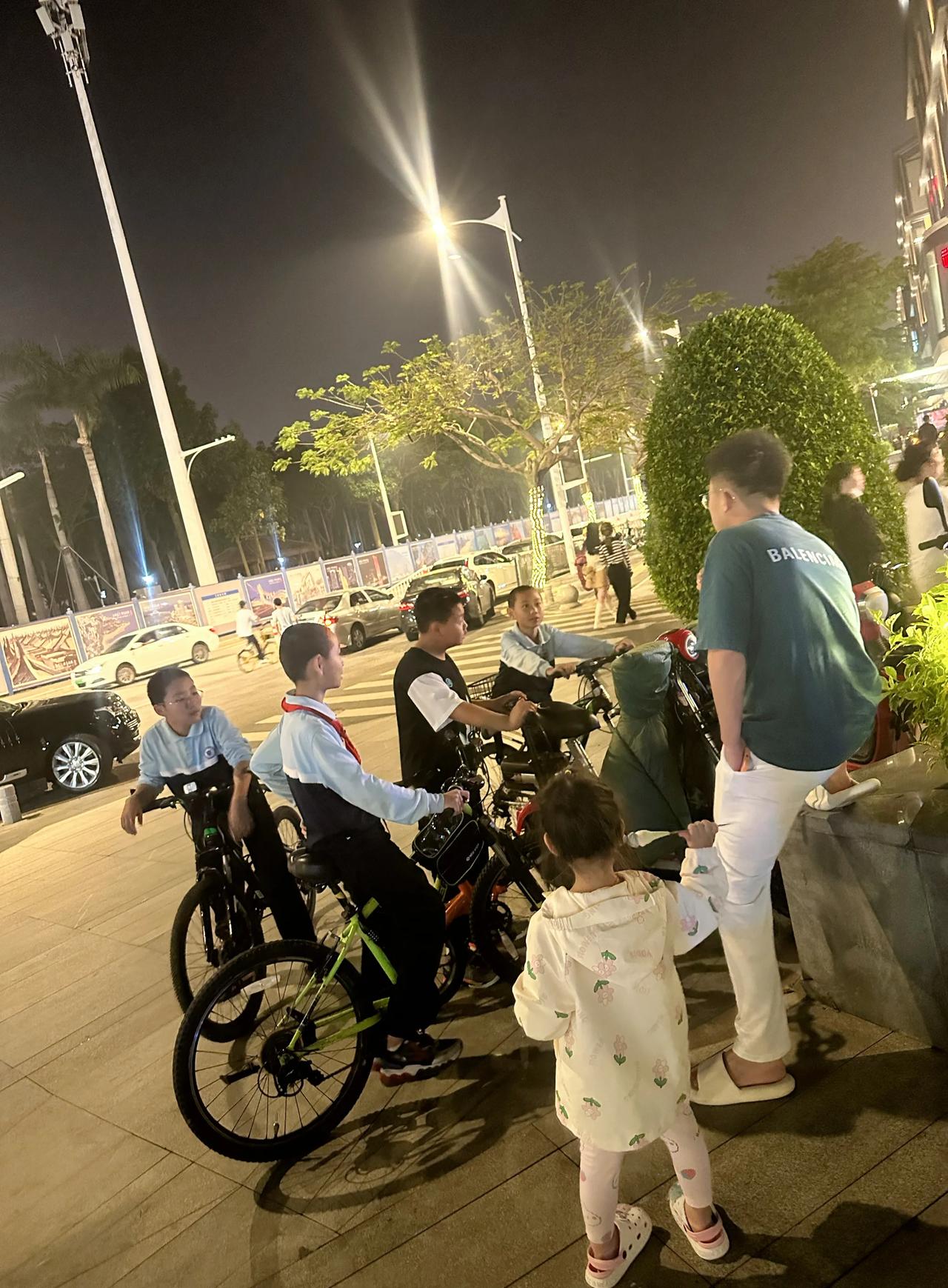 刚带我女儿出来散步，在小区附近碰到4个小学生把我拦住了，问我是不是UDG帅胡？
