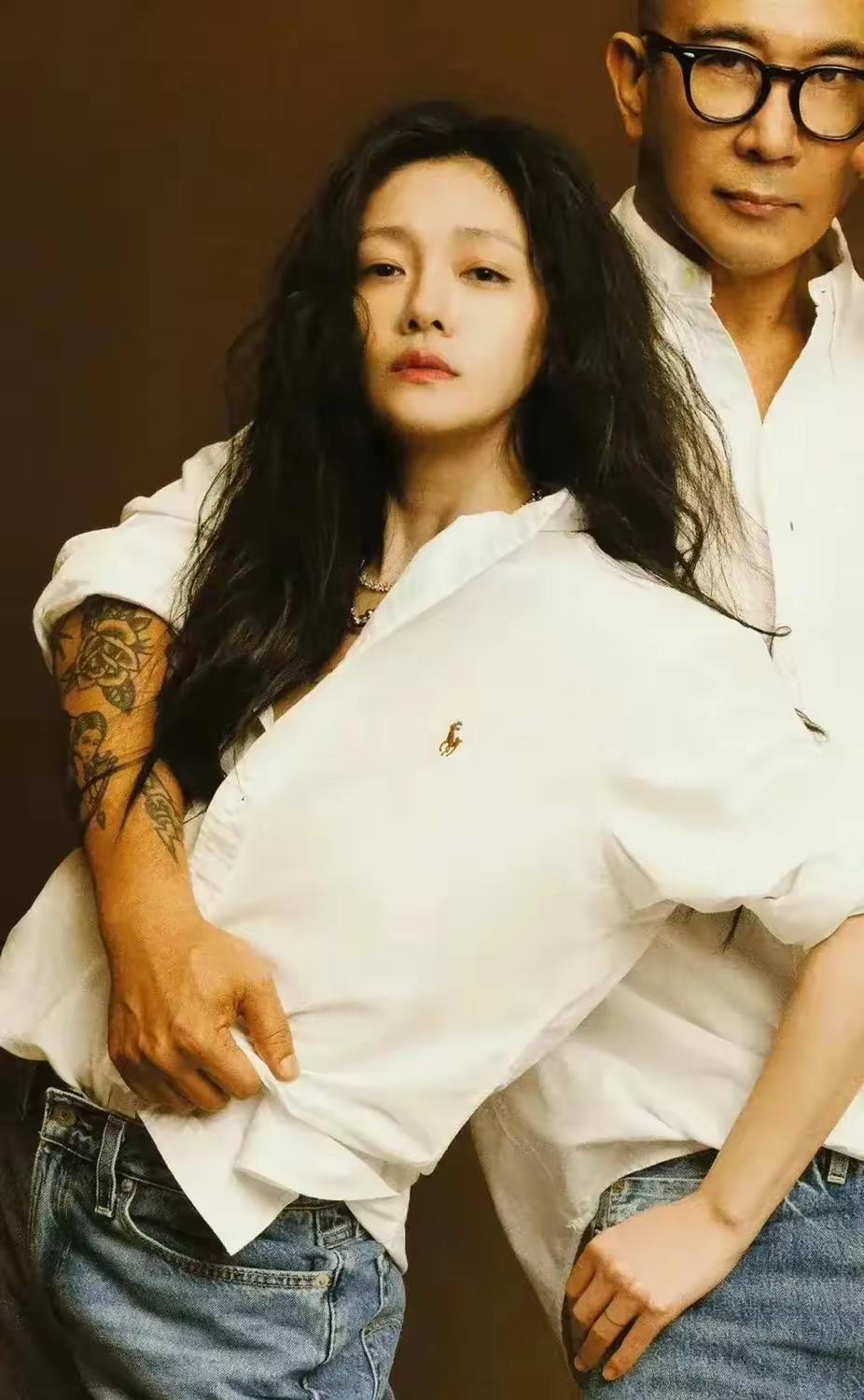 结婚没多久就出来拍封面接受采访，还通过她妹妹的嘴秀恩爱。不过，她太不会权衡利弊了