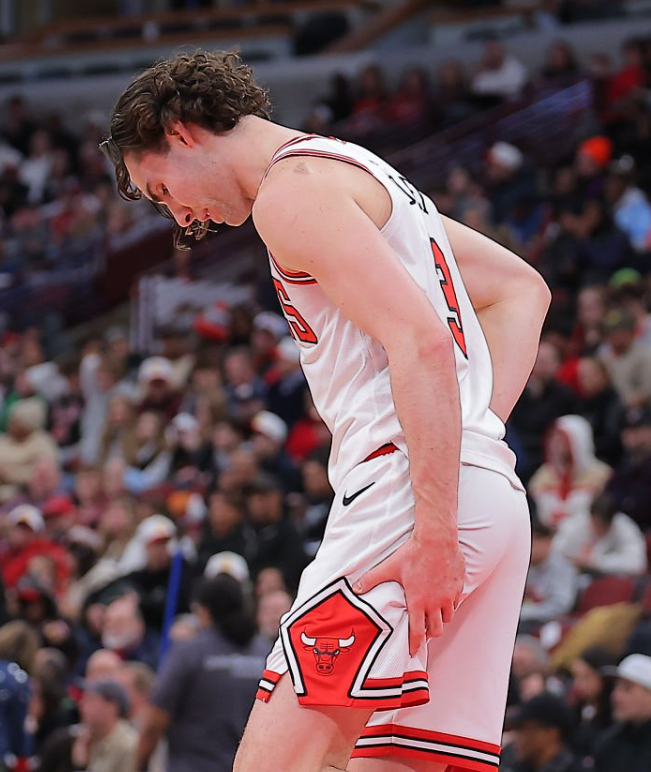 shams：吉迪在周一对阵森林狼的比赛中因左腿腿筋受伤提前退场，将至少缺席数周。