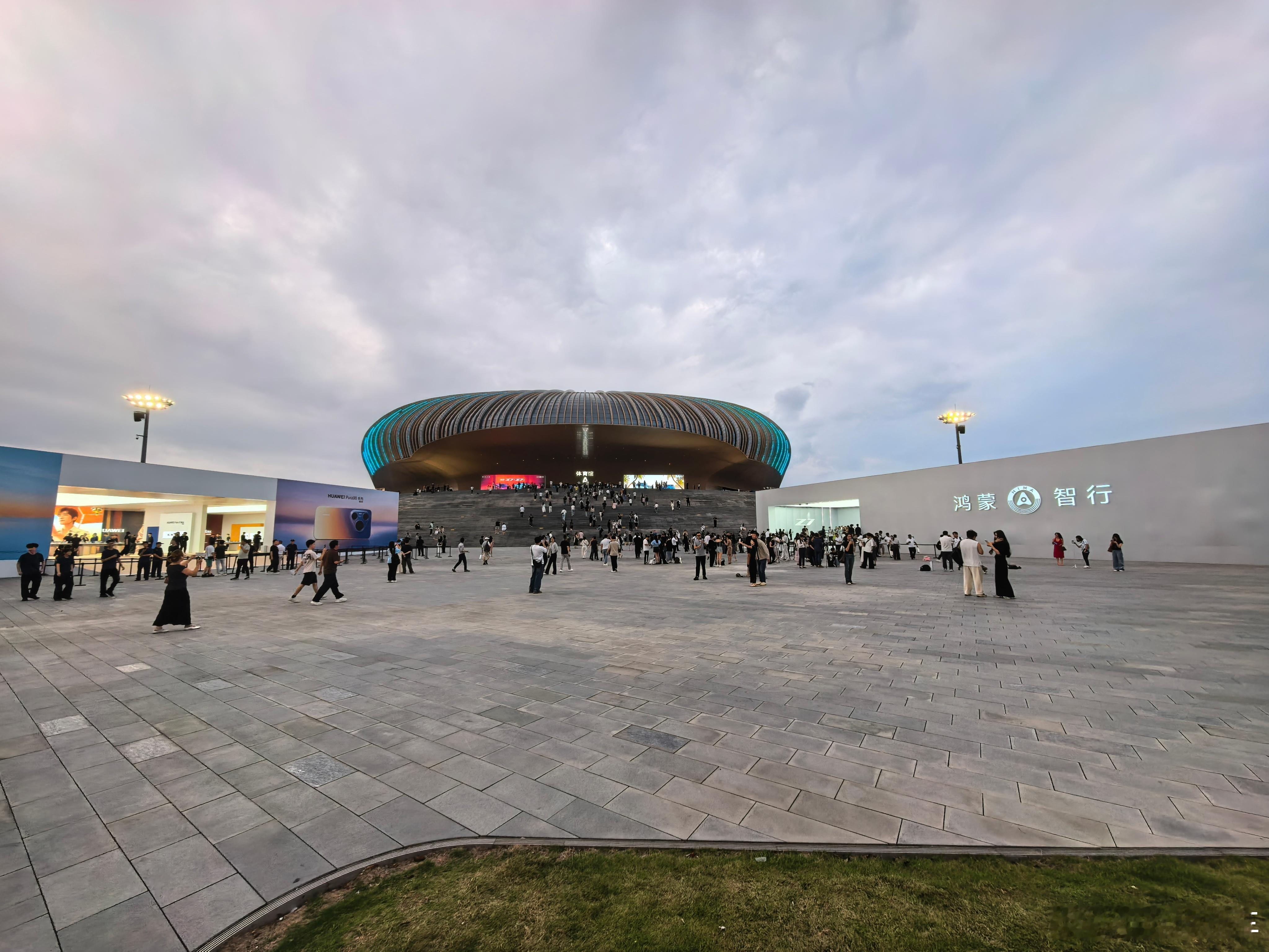 鸿蒙智行春季新品发布会已经到现场了，这次还有手机端展厅，哈哈。先给大家来几张问界