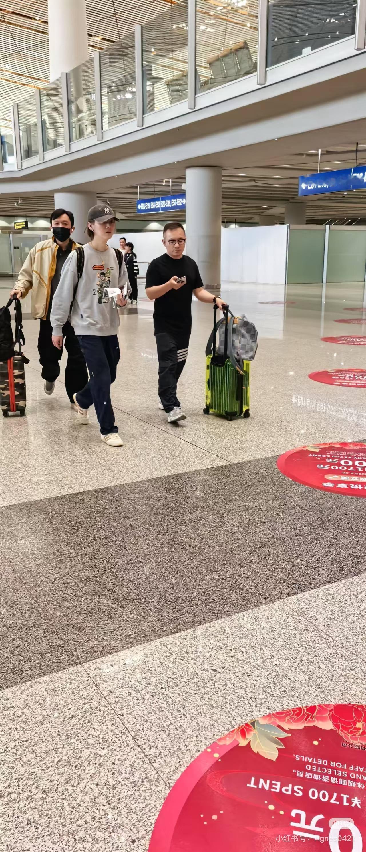 鹿哥戴了这款 那我要买了 正好我鹿哥戴了我老公代言的帽子 这回不用纠结颜色了cr