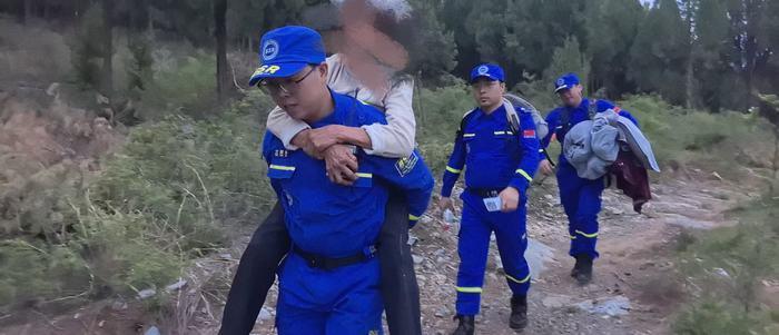 济南八旬老人玉皇山走失近30小时，蓝天救援队“地毯式”搜寻成功找回！五一假期，当