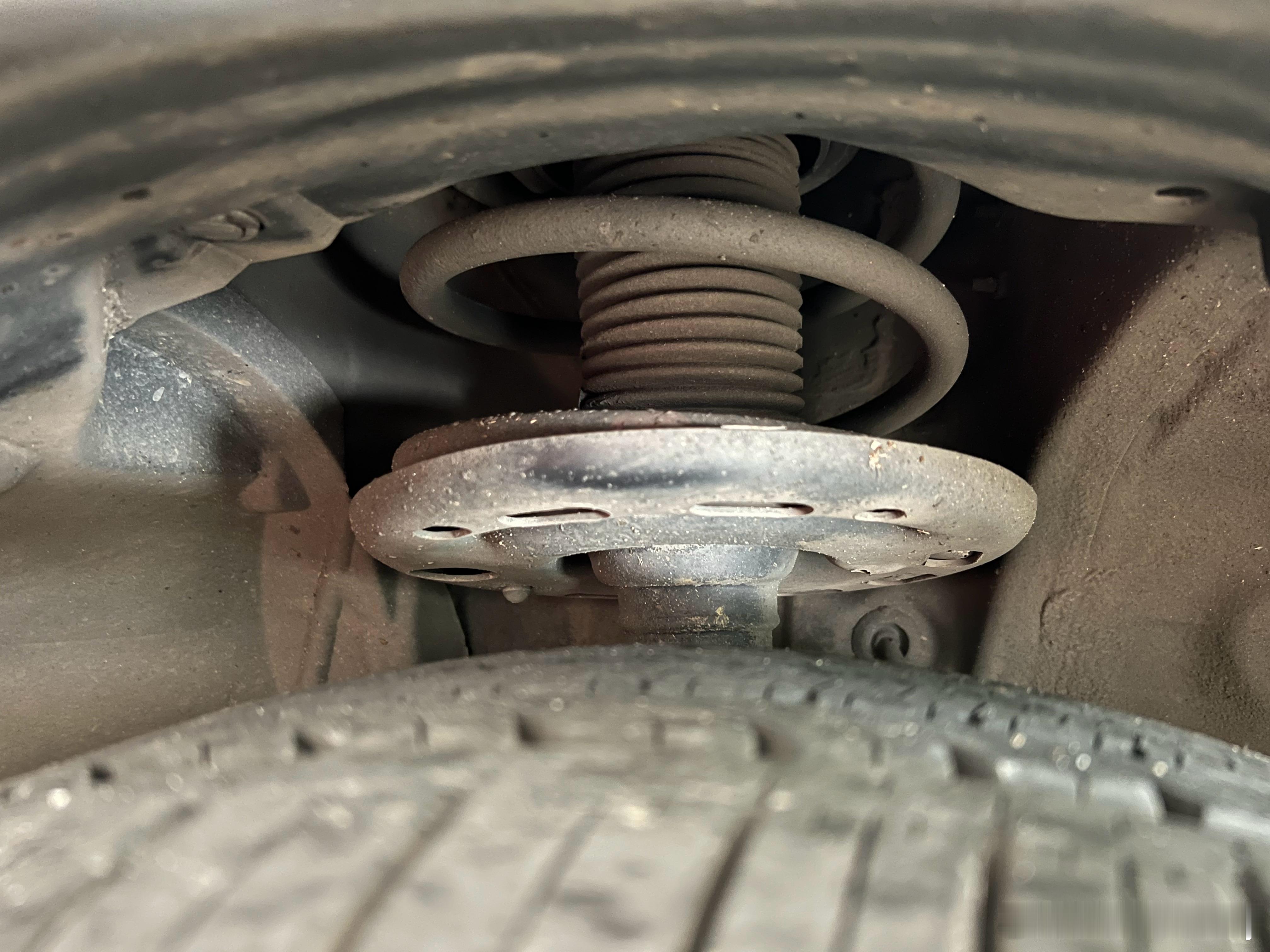 其实感觉J32后期天籁的质量还行家里这台到现在14年车16万公里，避震还是原装的