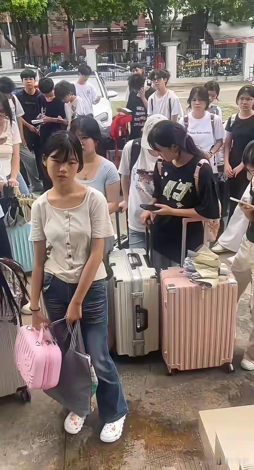 一批初中刚毕业的男孩，女孩进入工厂，她们脸上仿佛看不到喜悦的表情，虽然不再受学习