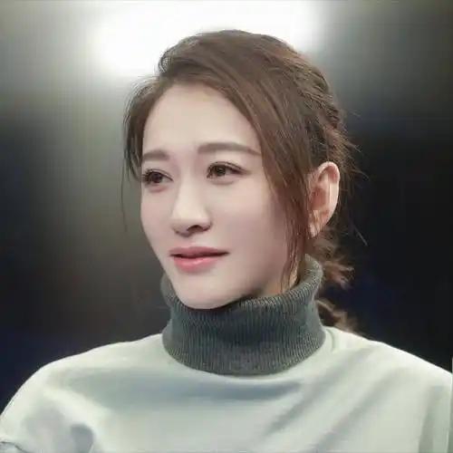 演员李小冉说：“我比较懒，全是妈妈逼着我考北京舞蹈学院，我打心底里不想考上。毕竟