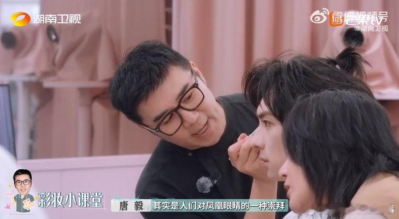 颜安丹凤眼战损妆 颜安于巴黎彩妆快闪日化身东方侠客，执剑瞬间仿佛穿越千年时空。丹