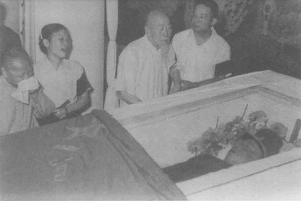 1957年后陈毅父母定居成都，陈毅特意交代二老低调，不要惊动地方军政。很长时间成