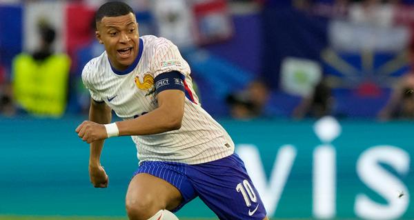 法国在最新一期FIFA男足世界排名中重返榜首，这是他们自2018年9月以来首次登