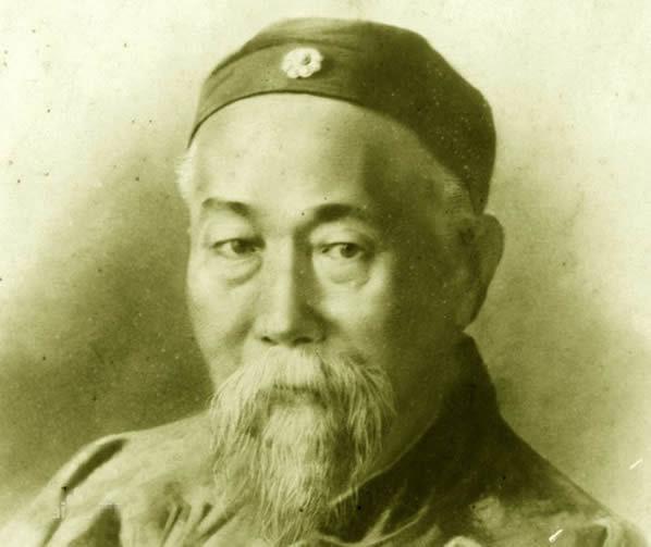 翁同龢活着的时候穷得要去当铺当朝珠，死后一百年，他的后人守着价值十亿的藏品。
李