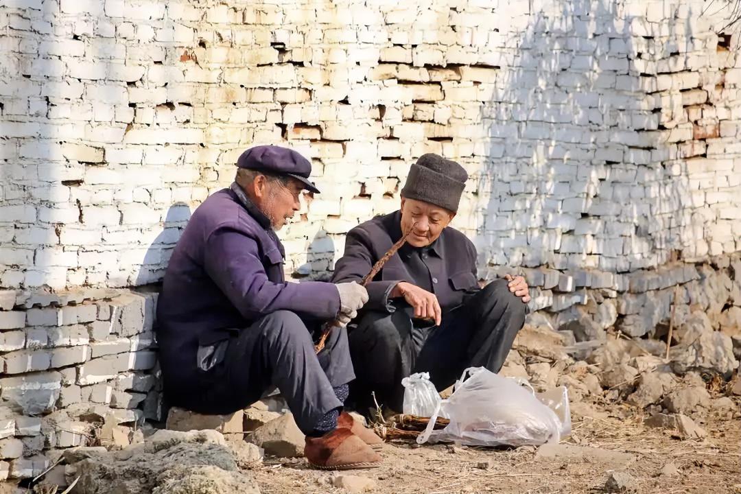 退休那天，我最后一个离开办公室。走廊的灯还是感应式的，走了几步就暗下去，像是迫不