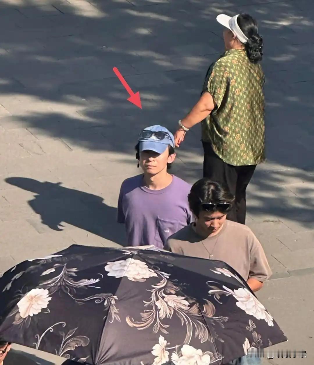 董子健和男性友人同游华严寺，打扮朴素接地气，身材矮小很不起眼！[呲牙][呲牙]
