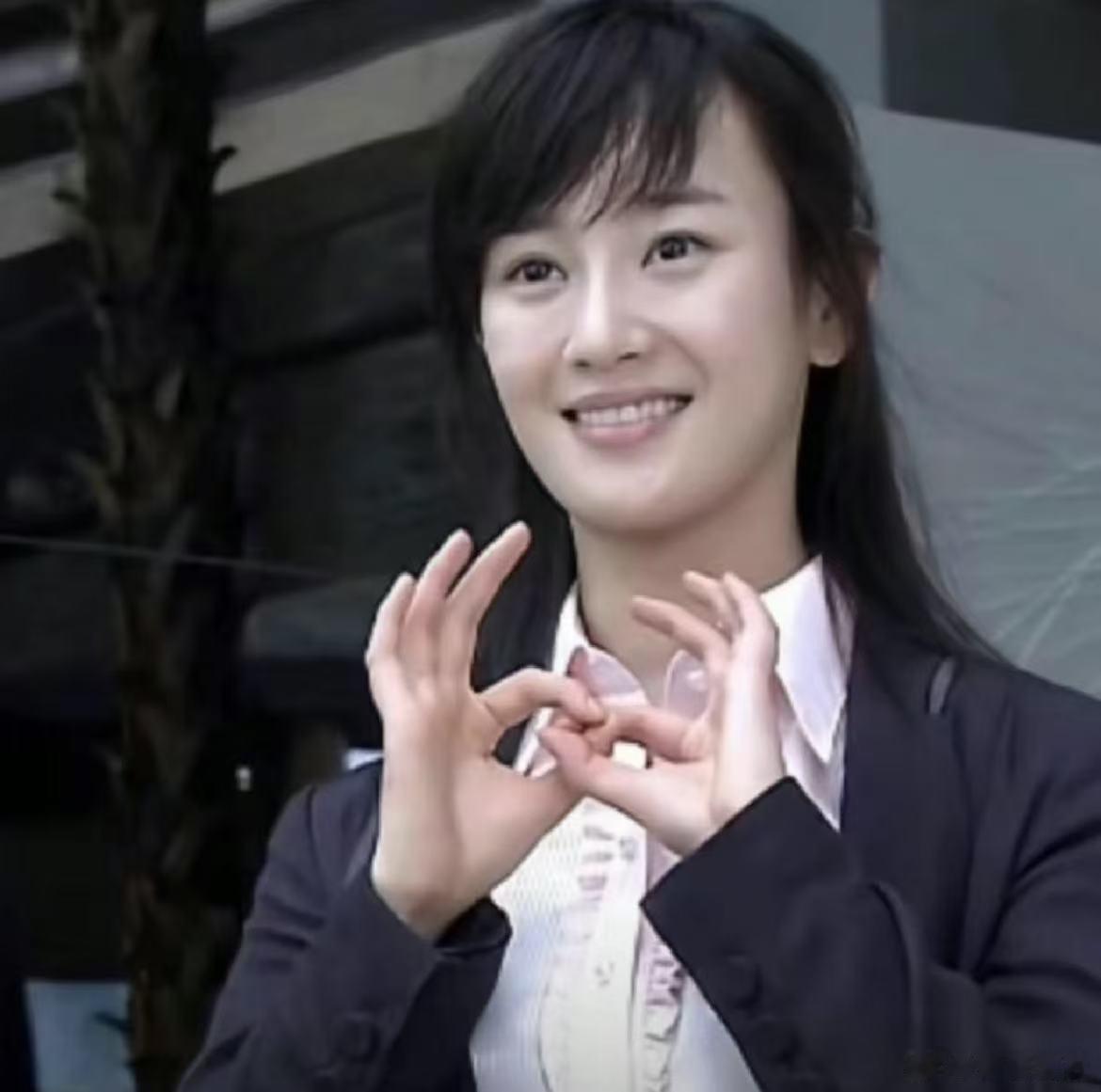 周洁琼杨真真比心😜周洁琼直播状态好松弛，和粉丝闲聊cos杨真真比心，放飞自我，
