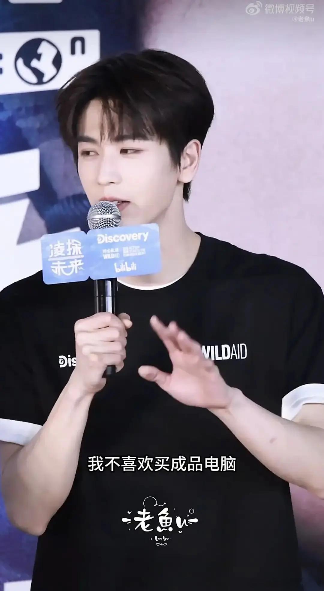 这人也太有梗了 