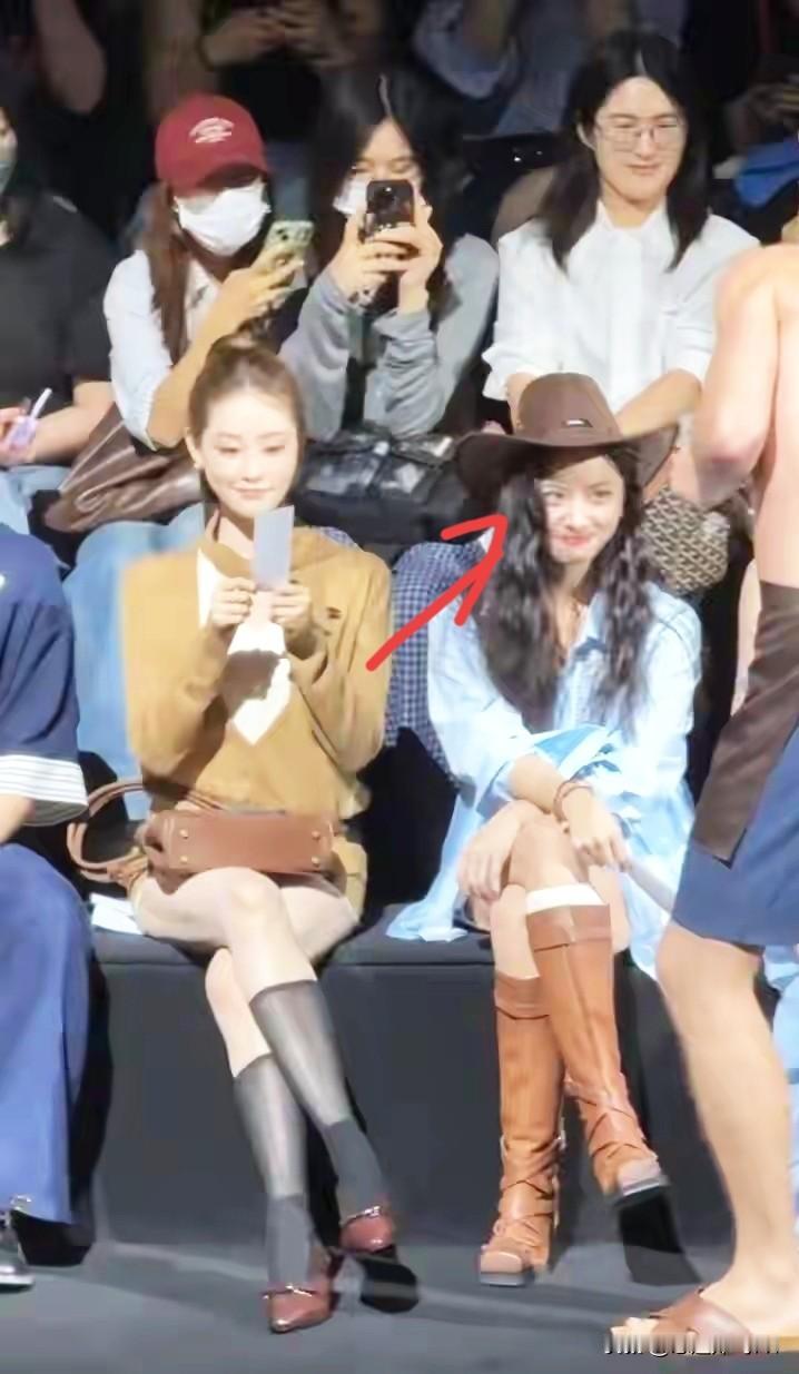 沈月与半裸男模对视
羞涩低头，网友称绝对是装的
在演艺界什么样的场面没有见过呀？