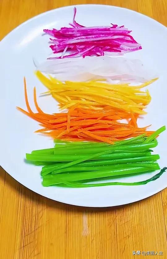 刀起刀落的 “沙沙” 声里，
藏着对生活的温柔，
拼完这支羽毛，
突然觉得，
再