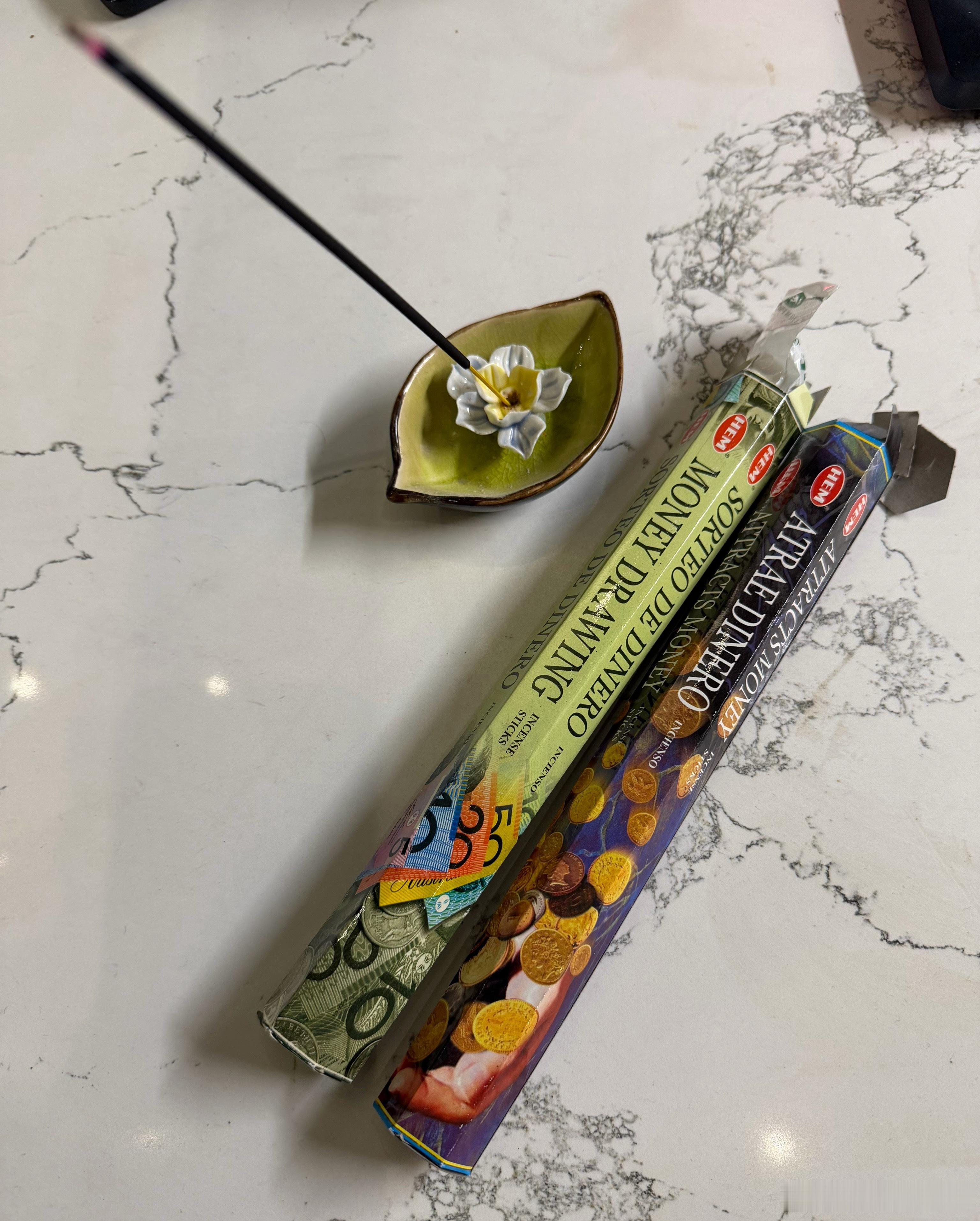 进了两个香，分别是money显化和money降临！ 财源滚滚来！ 