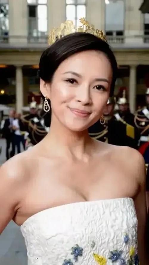 章子怡，为啥为人们称她为″国际章”？仔细查了一下，她从出道就获奖不断，而且都是国