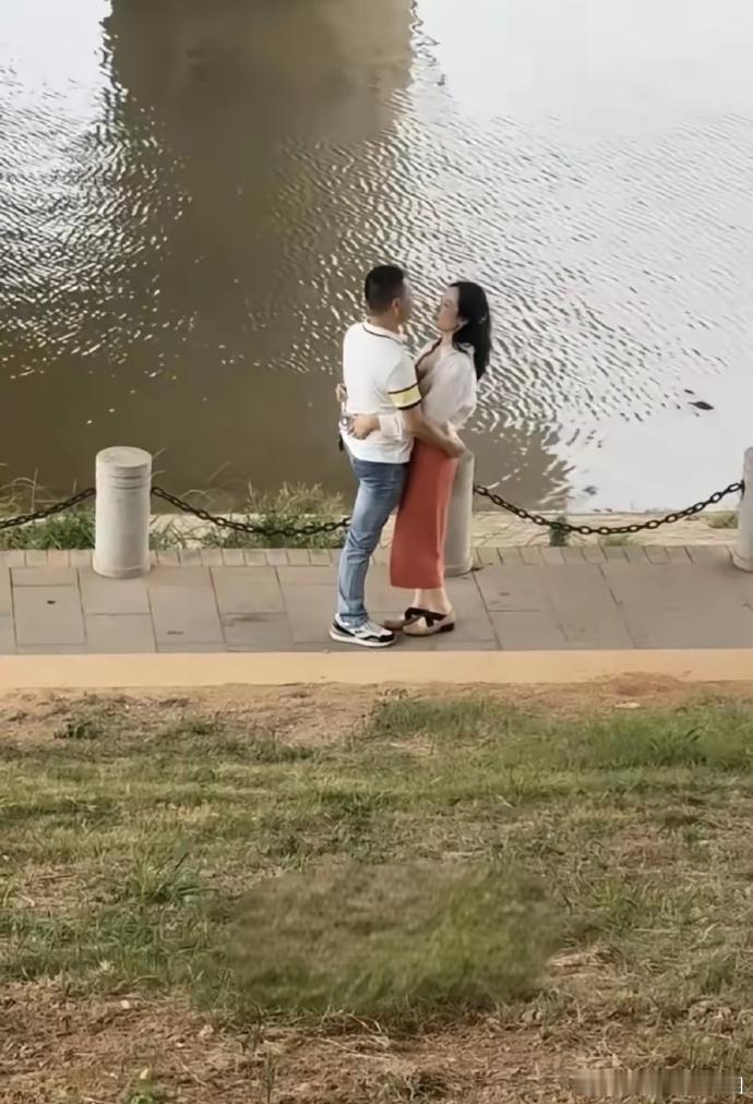 钓者独赴河畔，本以为静守鱼儿，却邂逅“美人鱼”。无人之境，近距相对，坚守底线，这