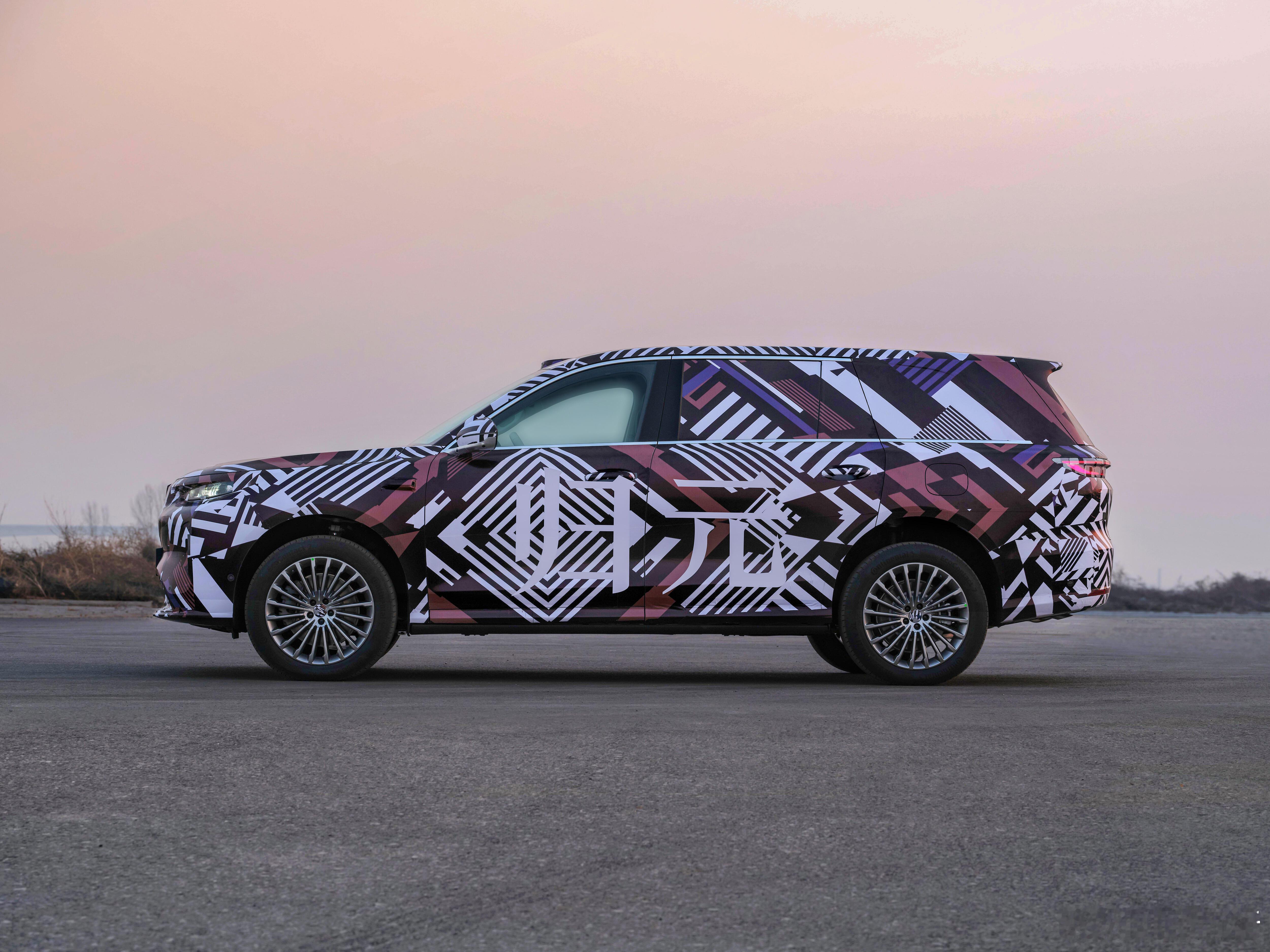 魏牌全新旗舰SUV 伪装车，涂装上有“归元” 