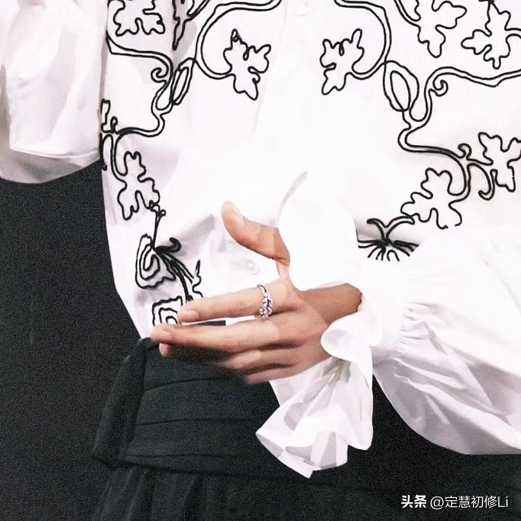 穿这种花🌸苞袖服装一定要身材修长，骨骼纤细，气质和外形一定要干净纯澈的人穿上才