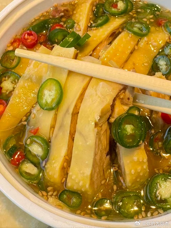 上个班最对得起的就是这张嘴夏日干饭天花板认准紫燕百味鸡！田嘉瑞倾情推荐两款招牌，
