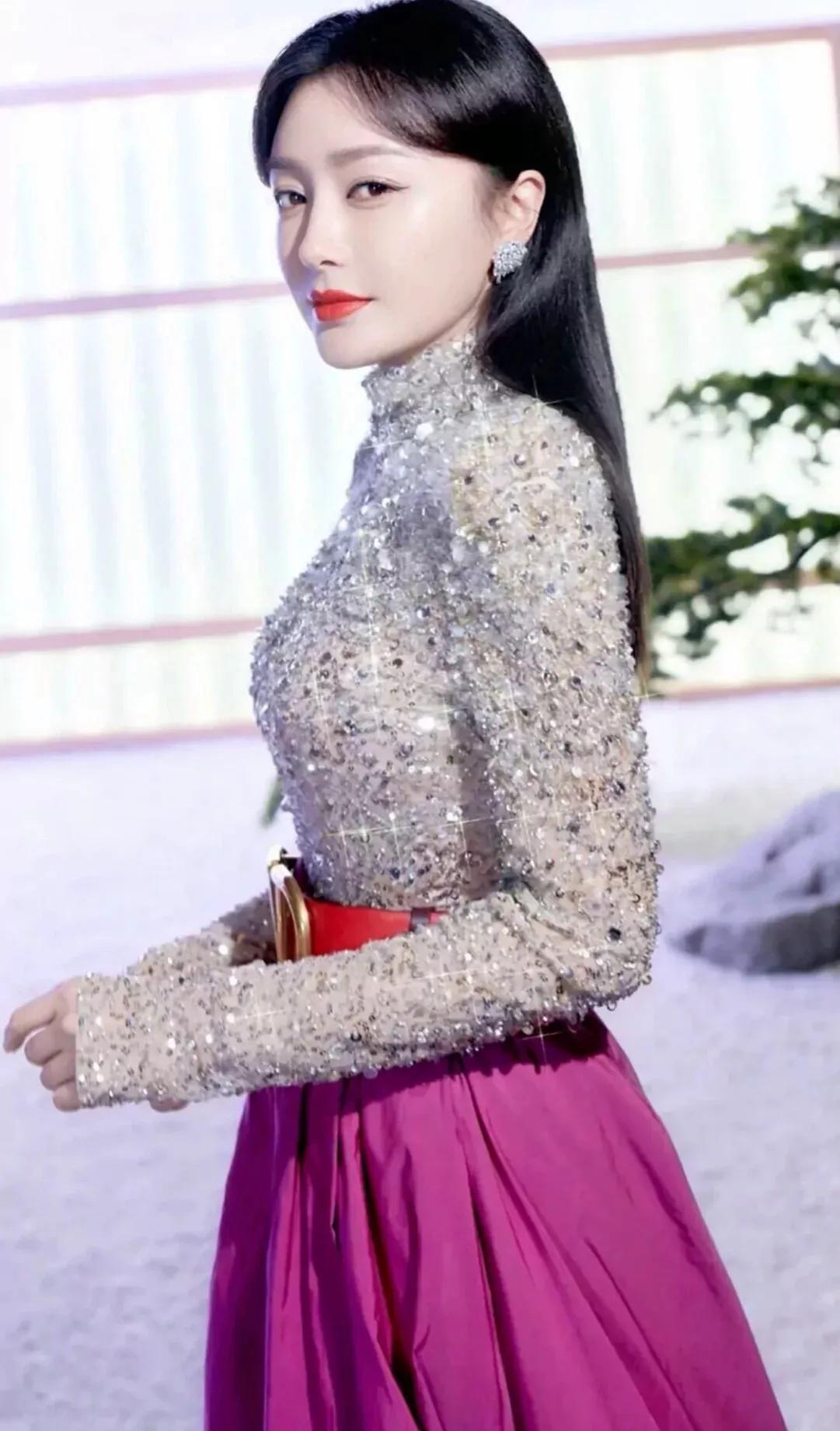 李菲儿，杨颖，秦岚三位是完全不同的美女。
颜值是非常主观的，没有绝对谁更美，只是