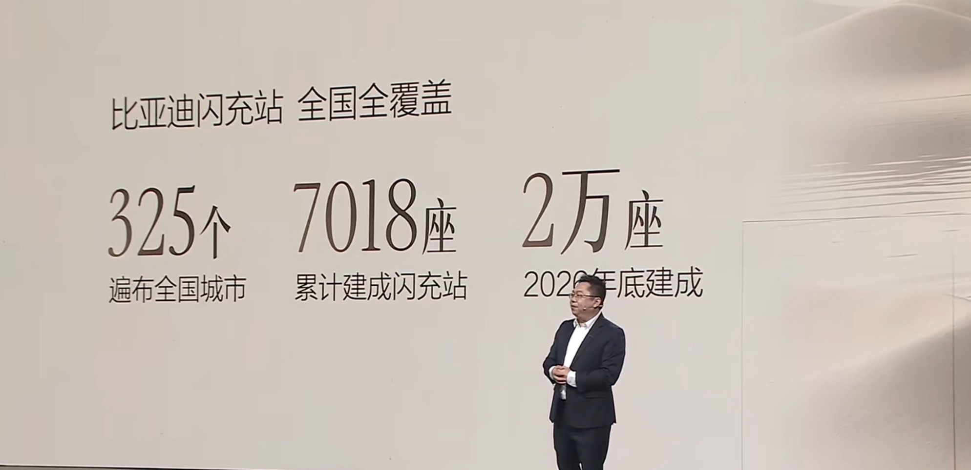 这次海豹08的续航还是非常能打的，这次双车型都安排上了闪充技术。其中插混版的CL