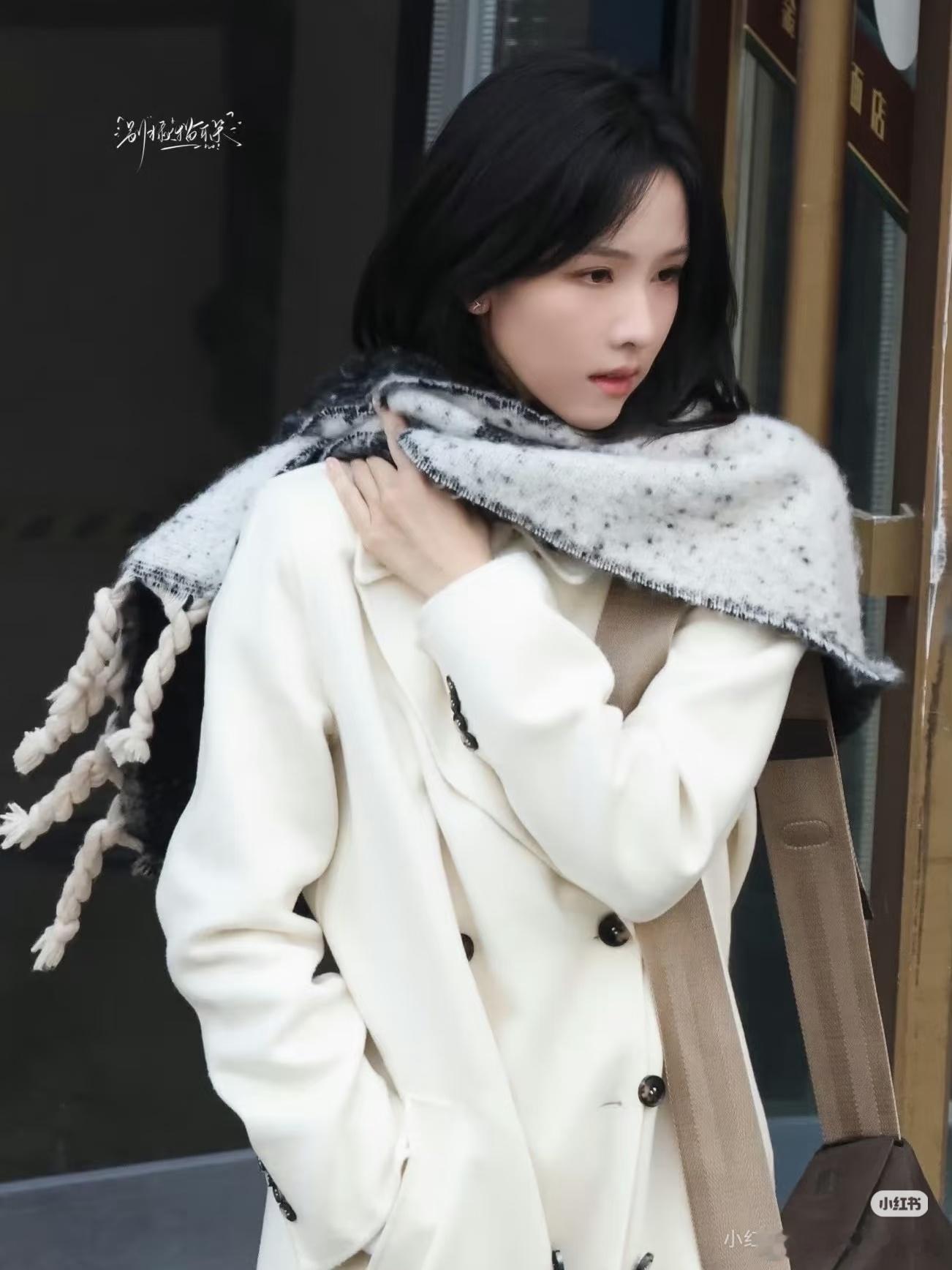 🐰陈都灵《春风吹又生》路透，感觉嘟真的有种白月光文艺女神气质！ 