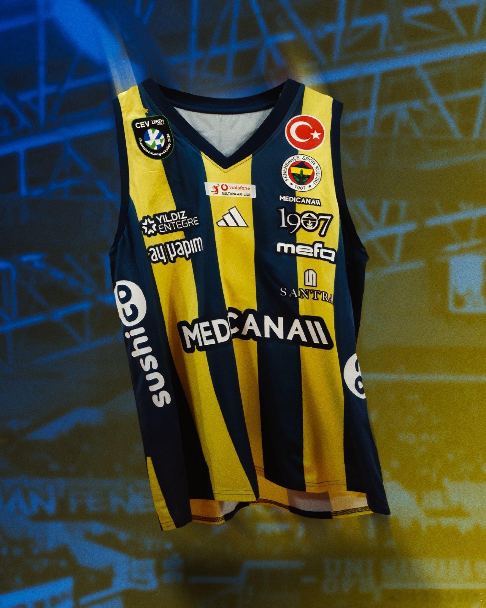 国际排坛动态 费内巴赫切俱乐部主席萨兰今天亲自来给女排鼓劲动员，第三场决赛，她们