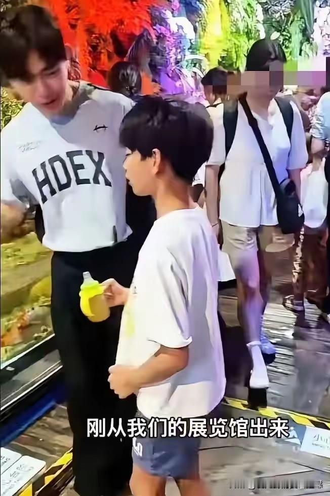 灰头土脸累弯的小霖儿和今天这个精致的小霖儿差别也太大了，小孩子和成年人一样来回跑