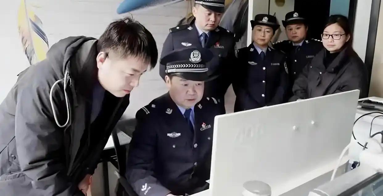 你以为间谍都像电影里那样戴着墨镜、拿着手枪在街头接头？大错特错。2026 年 5