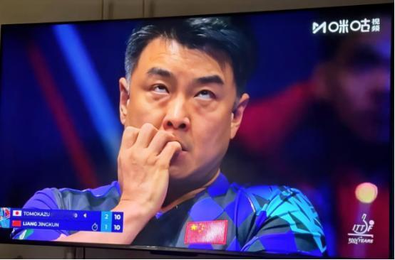 张本智和现在估计肠子都悔青了！千算万算，他怎么也想不到，自己亲手叫的那个暂停，竟