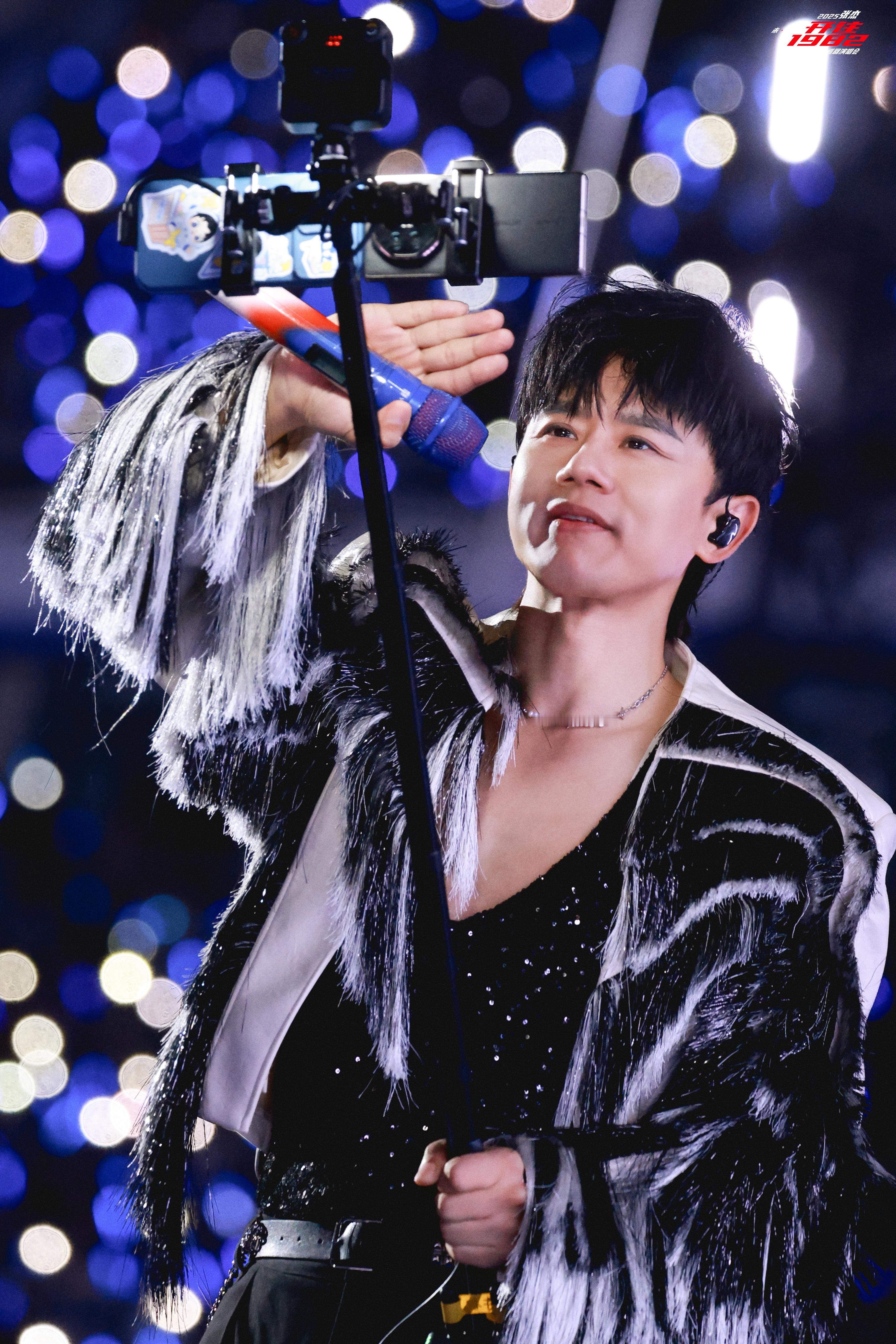 第一次如此清晰的看到这两部手机我有多久没见过仰望星空的小狗了🥲 ​​​