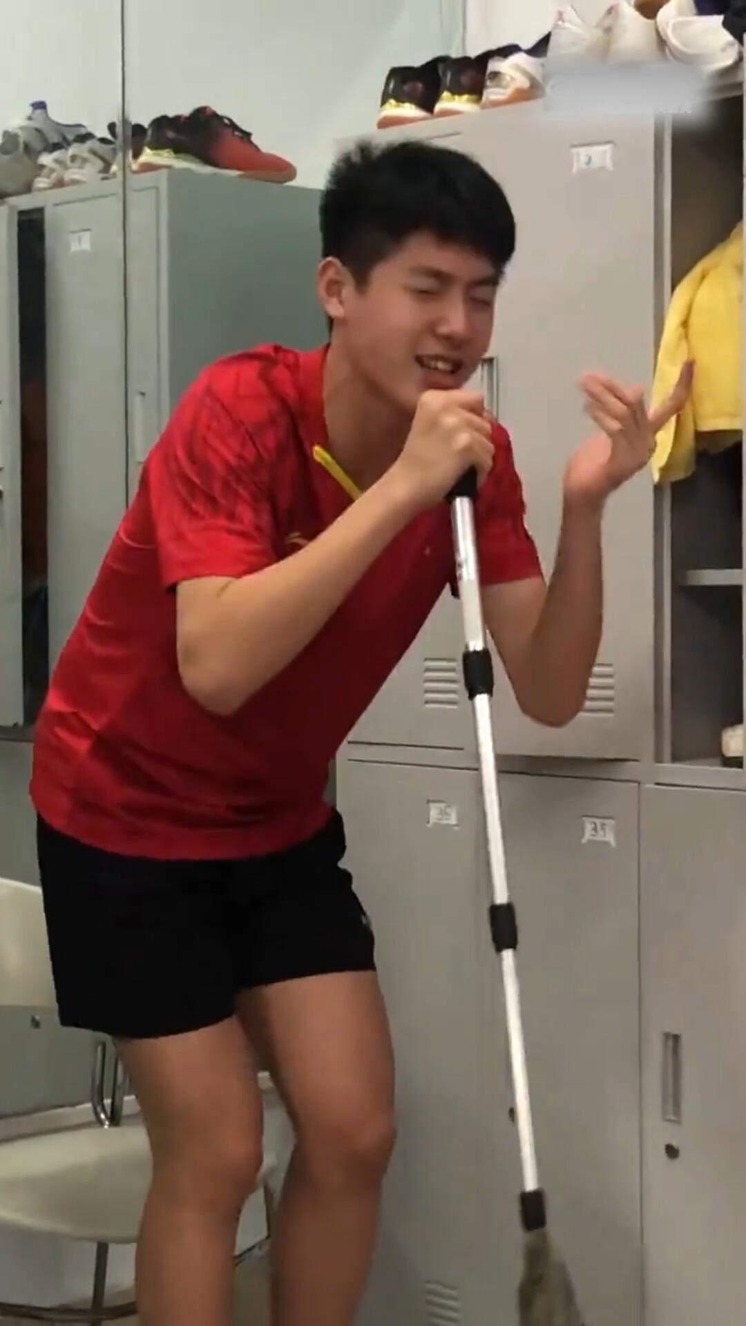 乒乓球队终于多了一个E人，好欢乐，有点七号的意思了，唱歌视频挖掘了！
小温想不到