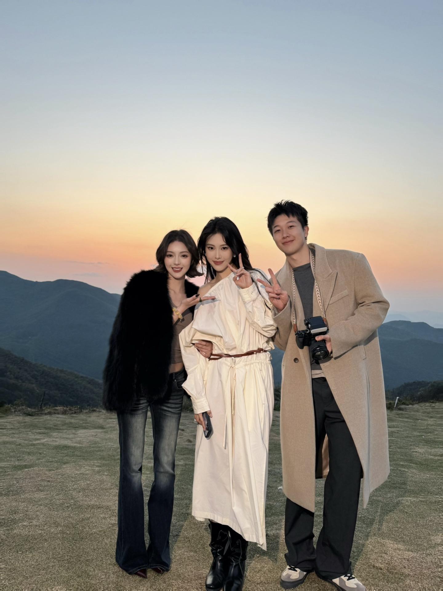 是谁偶遇了宵夜陈思建！ 是我！还拍了张拍立得 好开心 我现在是世界上最...