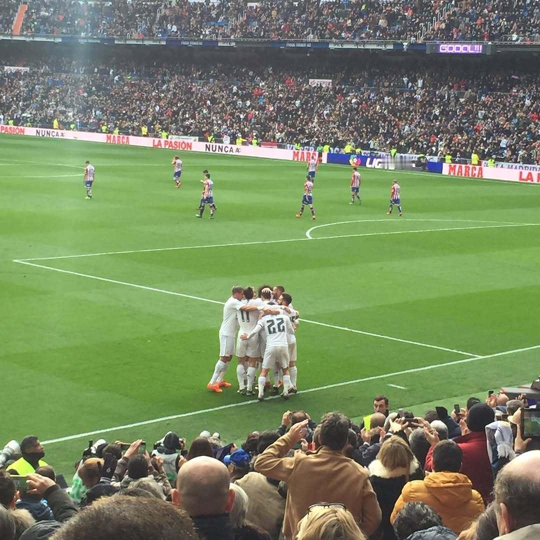 C罗c罗 2015-16赛季，皇马欧冠场刊封面，场边庆祝 