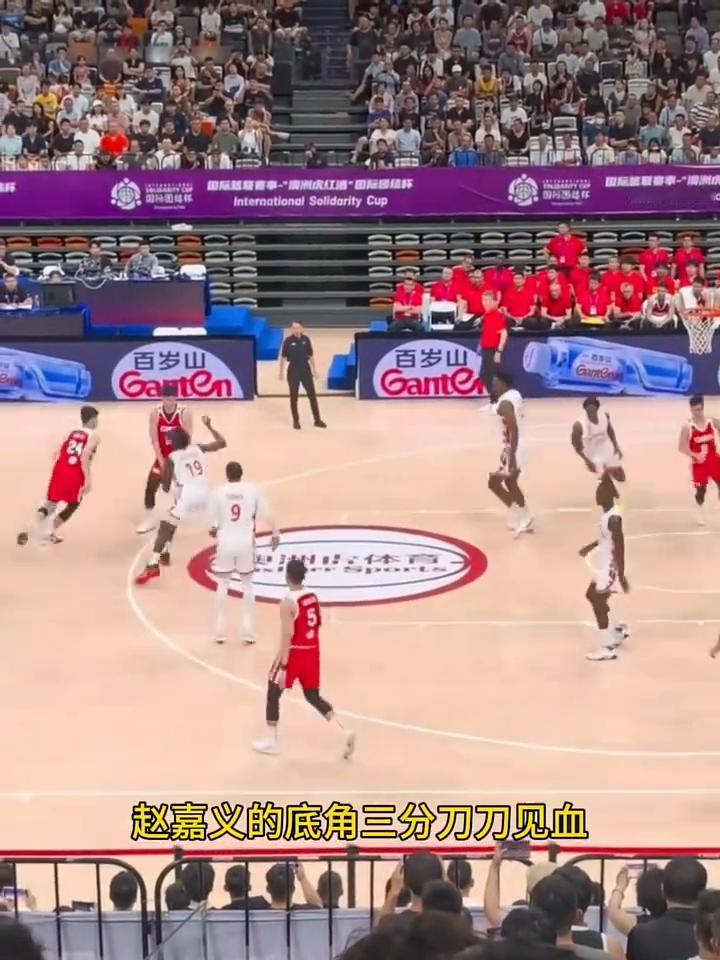 难道这就是没有高师研的国家队吗？中国男篮打出了水银谢蒂般的流畅进攻，十一起三分如