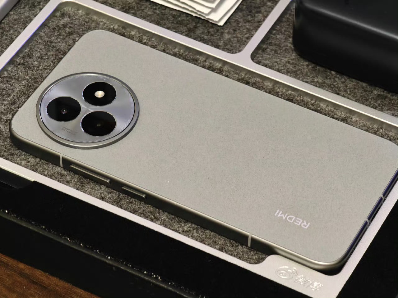 说实话现在买手机别总盯着新品，可以多考虑旧款旗舰，去年大几千的旗舰机现在两三千就