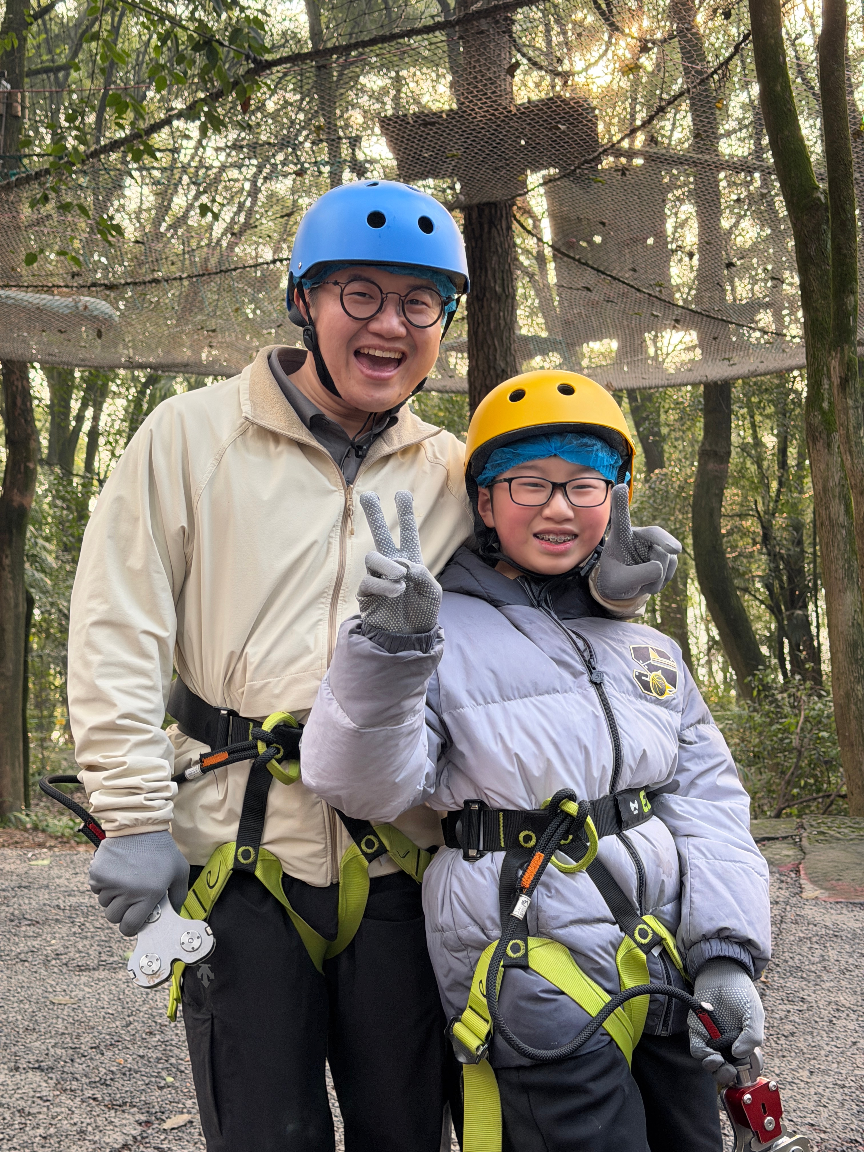 出发挑战最难的丛林穿越、工作人员说关注抖音可以领一对手套、我说我没有抖音、 她说