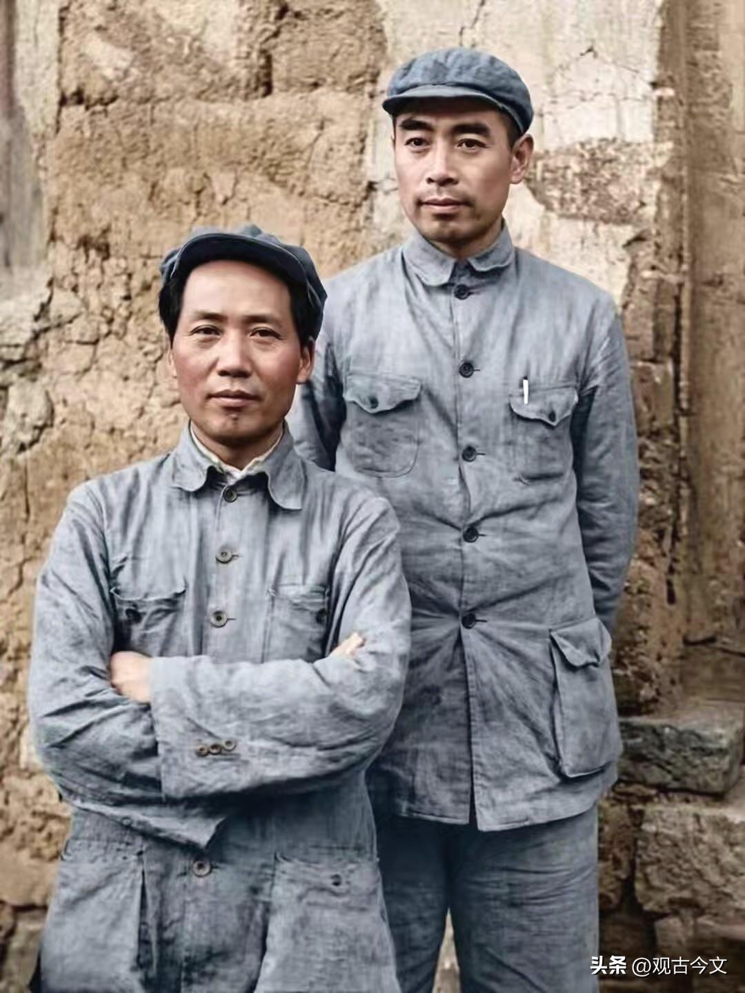 罕见延安老照片，毛主席与周总理土墙前同框留影。数十年风雨同舟、同心协作，共担救国