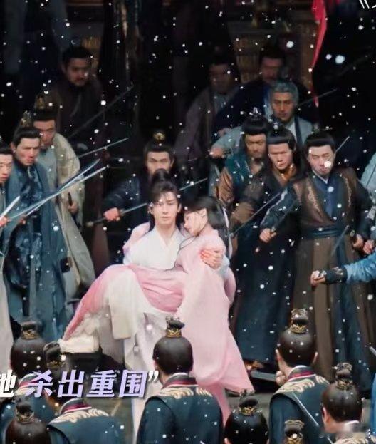 镜头怼近时，能看清他眼底的红血丝和嘴角强忍的血迹，成毅把“万剑穿心”演出了层次感