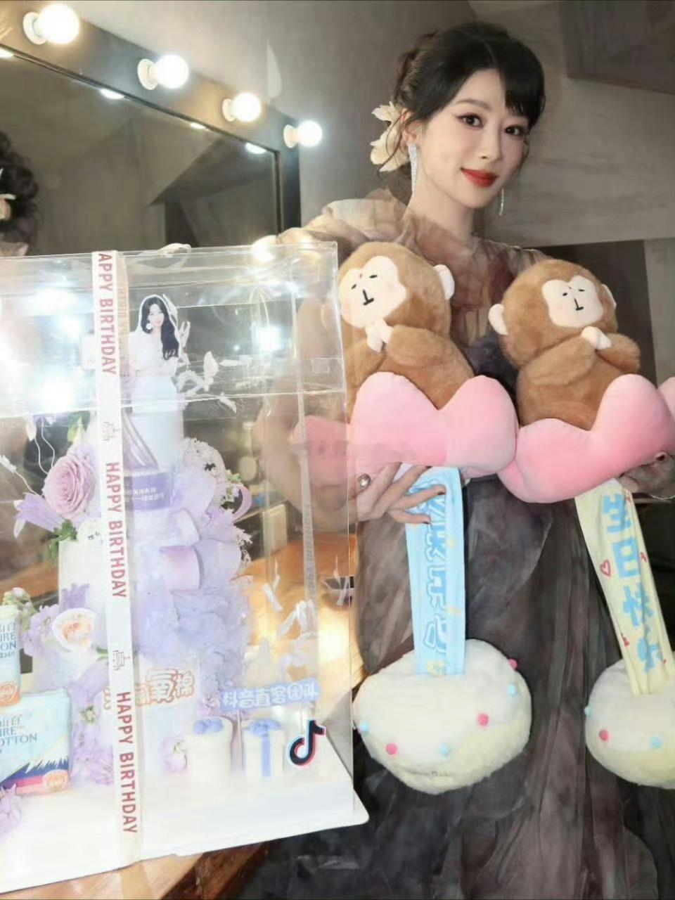 杨紫直播淘淘给杨紫准备了生日蛋糕诶！ ​​​