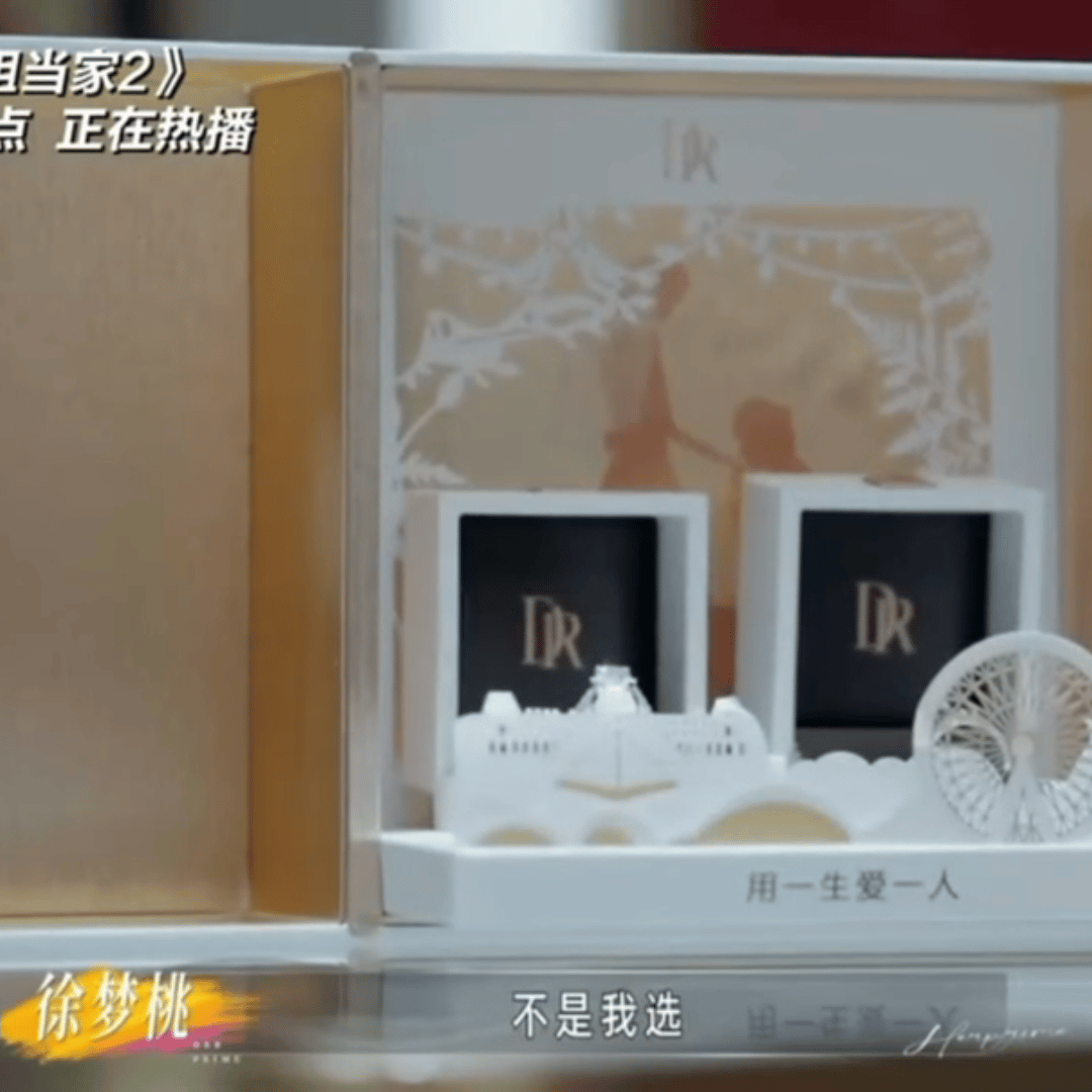 徐梦桃补齐父母迟到37年的婚礼遗憾太好哭。自己婚姻用DR钻戒，父亲挑选婚戒时，也