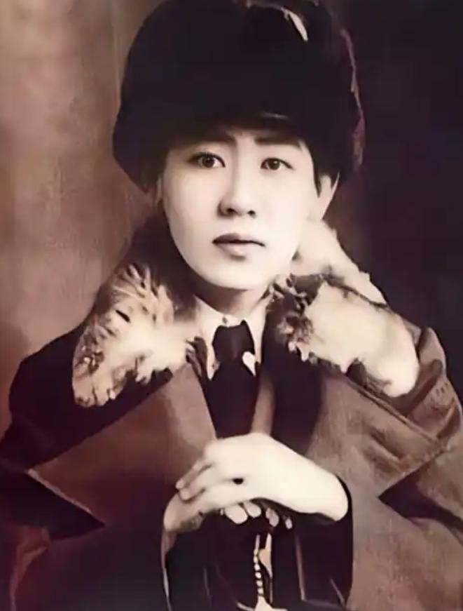 1924年，59岁的养父，爬上了18岁的川岛芳子的床，面对这个养育了她12年的男