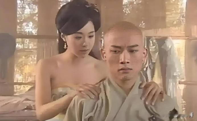 寺庙里龙床上的被子揉得乱糟糟，昙献袈裟褪到腰上，胡太后咬他耳朵问“比念经得劲不”